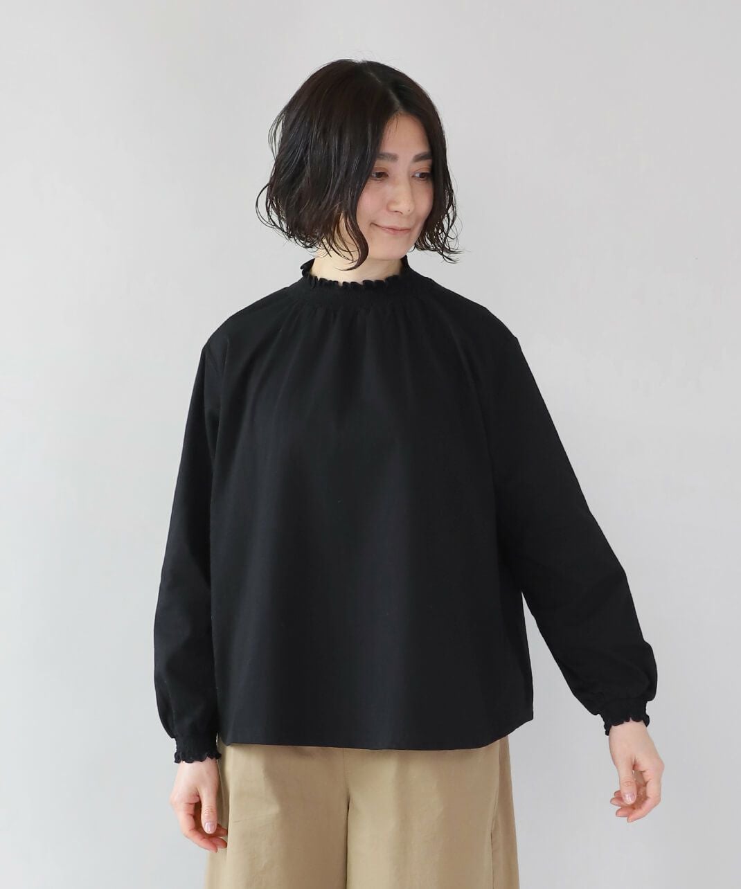 mumokuteki1枚でもインナーでも着られるシャーリングネックカットソー