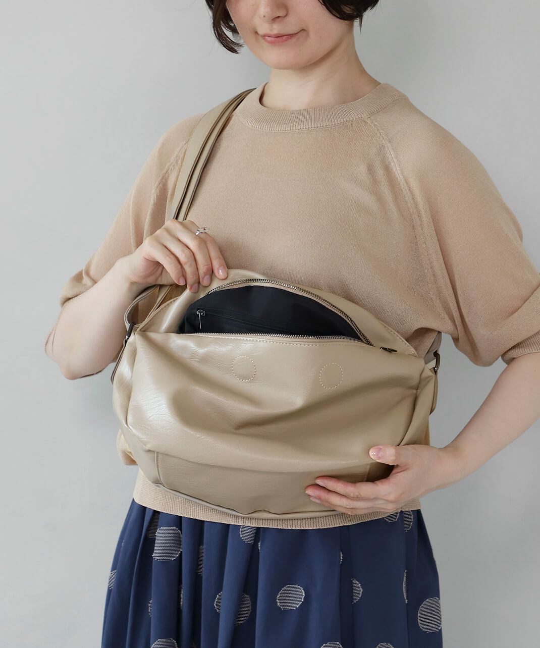 mumokutekiやわらか合皮のジップショルダーバッグ | mumokuteki