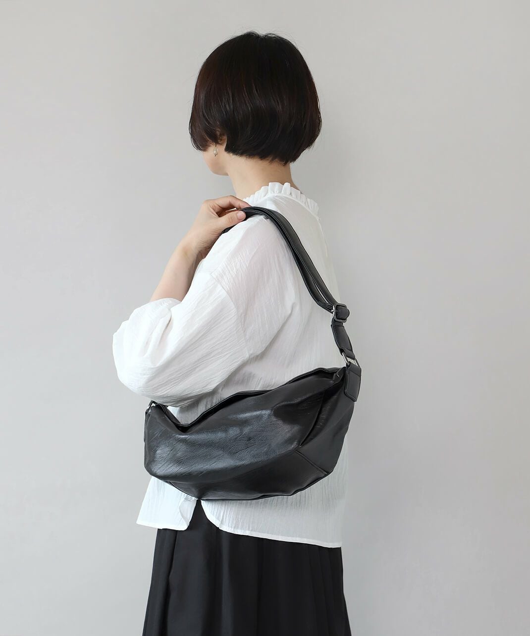 mumokutekiやわらか合皮のジップショルダーバッグ | mumokuteki