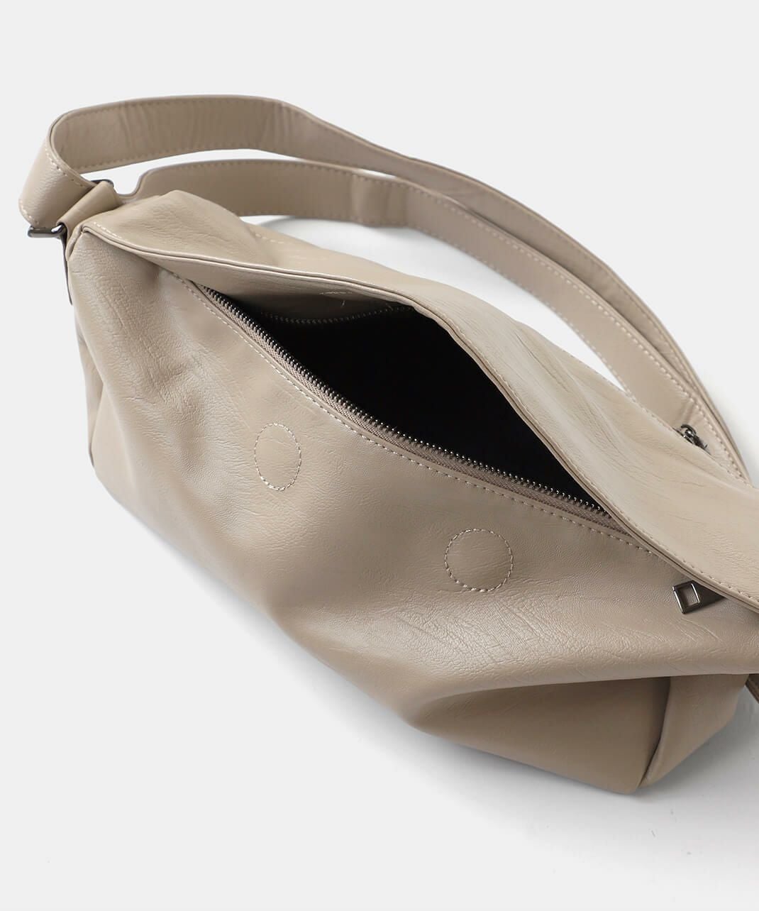 mumokutekiやわらか合皮のジップショルダーバッグ | mumokuteki