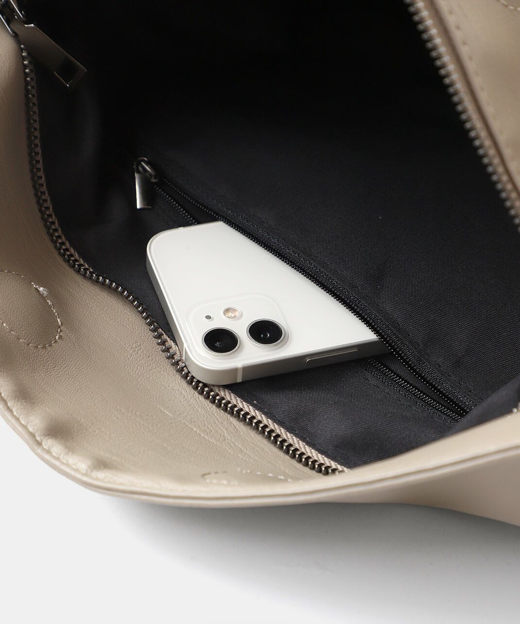 mumokutekiやわらか合皮のジップショルダーバッグ | mumokuteki