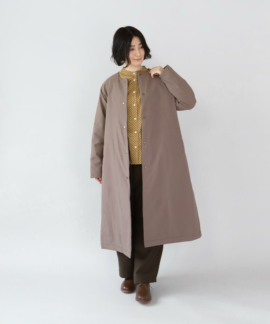 mumokuteki軽くて暖かい中綿入りノーカラーロングコート | mumokuteki