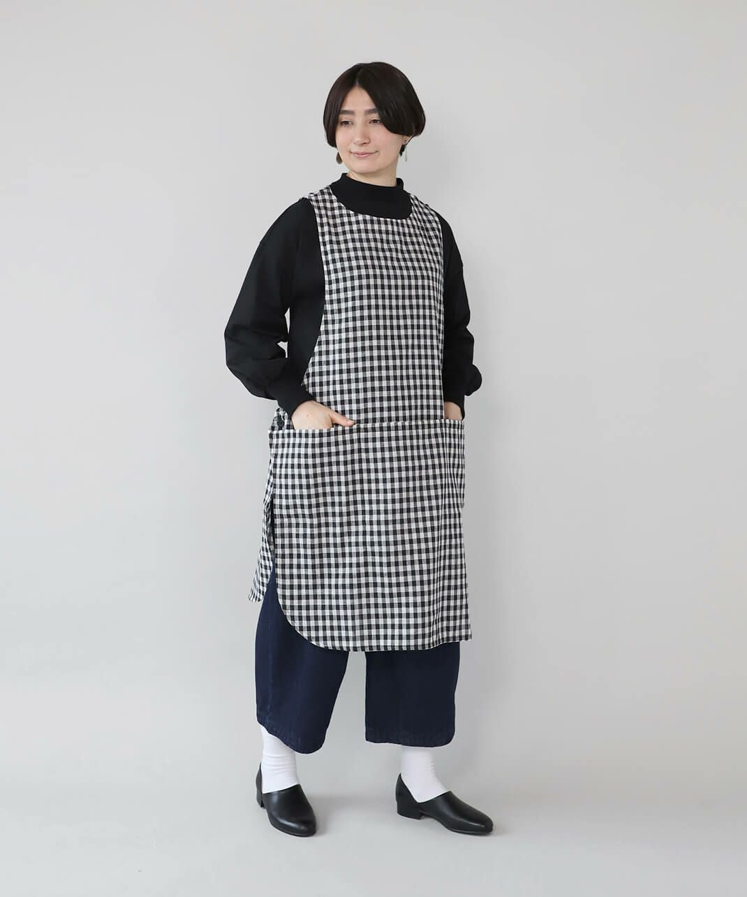 mumokutekiコットンリネンのノースリーブエプロン | mumokuteki