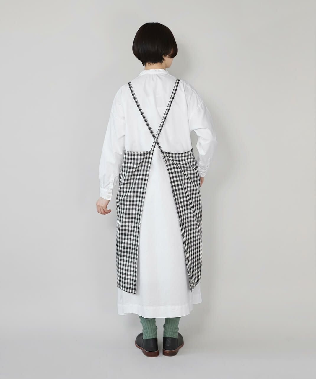mumokutekiコットンリネンのフロントスリットエプロン | mumokuteki