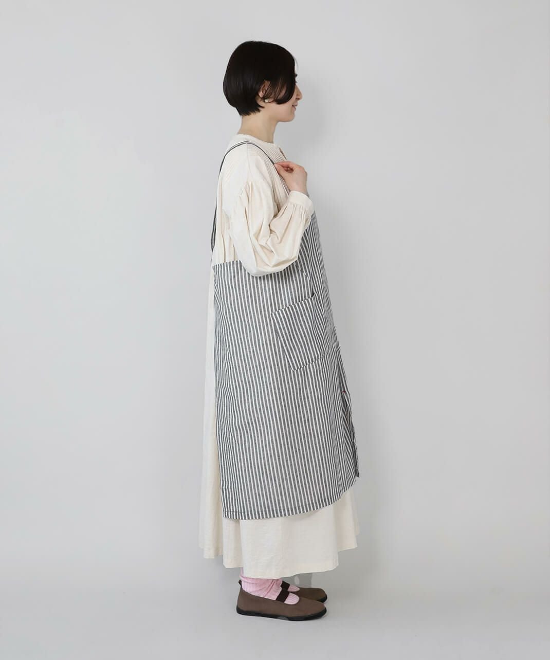 mumokutekiコットンリネンのフロントスリットエプロン | mumokuteki
