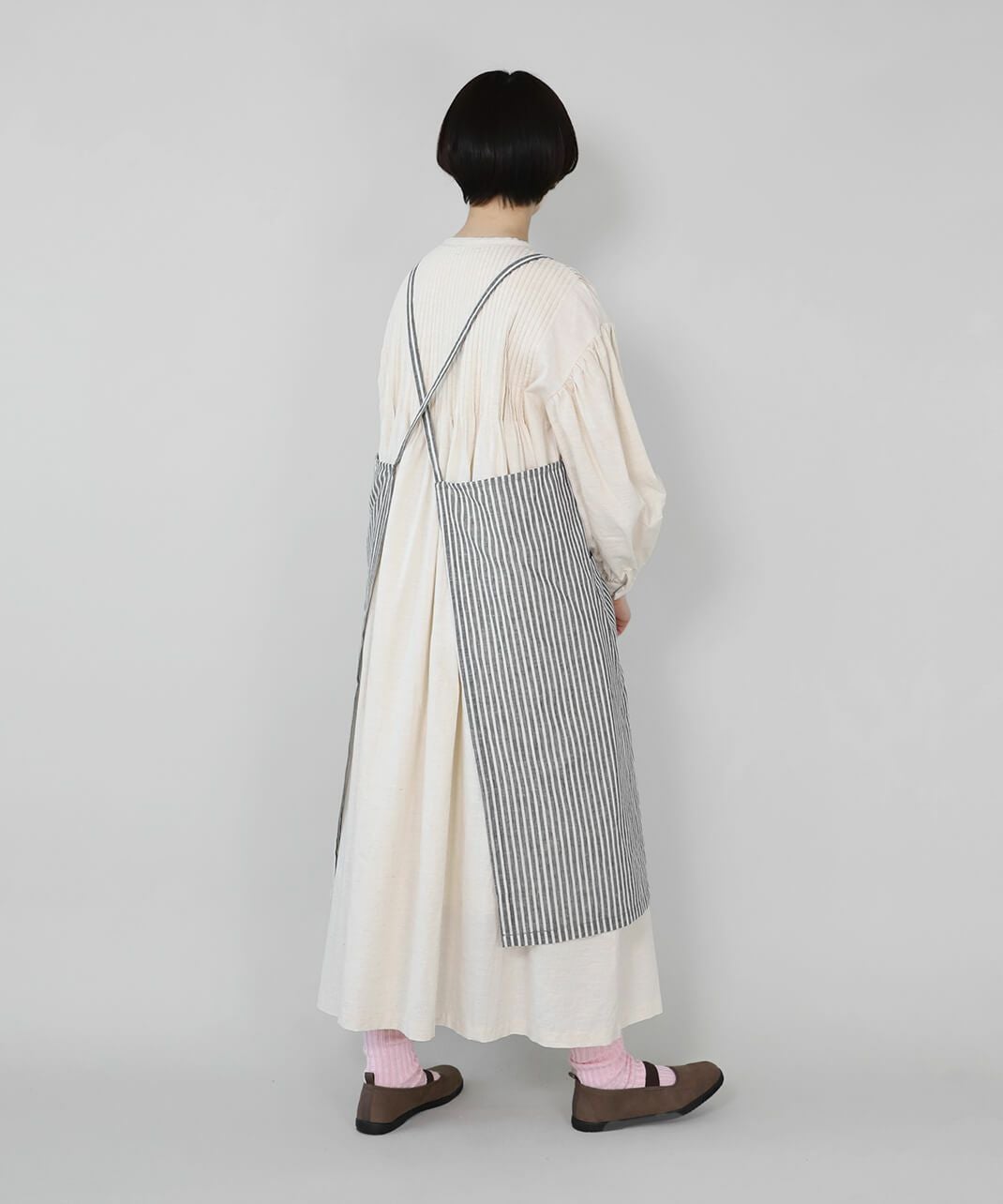 mumokutekiコットンリネンのフロントスリットエプロン | mumokuteki