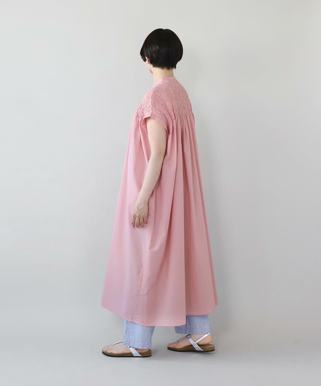 ista-ireフレンチスリーブのシャーリングワンピース | mumokuteki