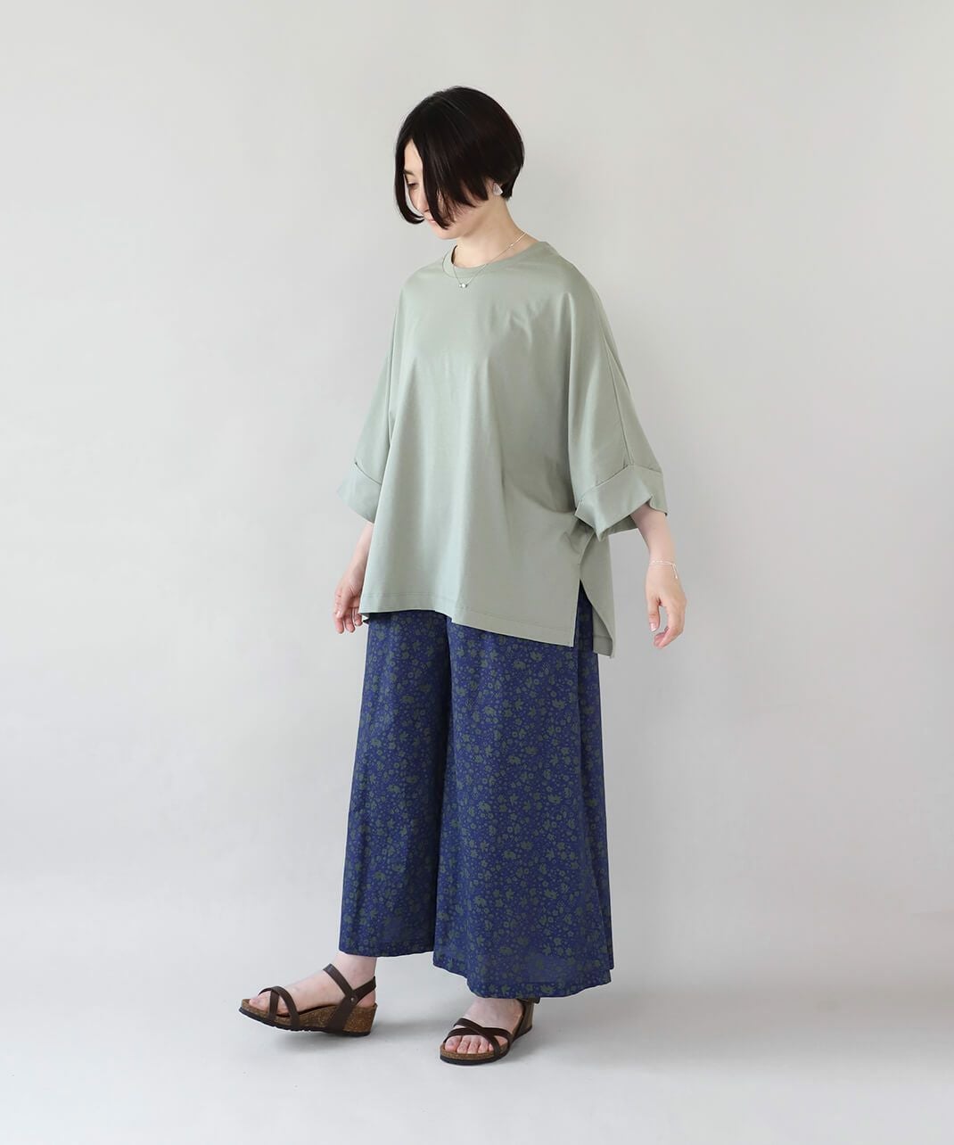 【momokoume】 上質感のリバーポンチョベスト ネイビー フード付き 30%off】mumokuteki接触冷感＆UVカットポンチョシルエットのワイド