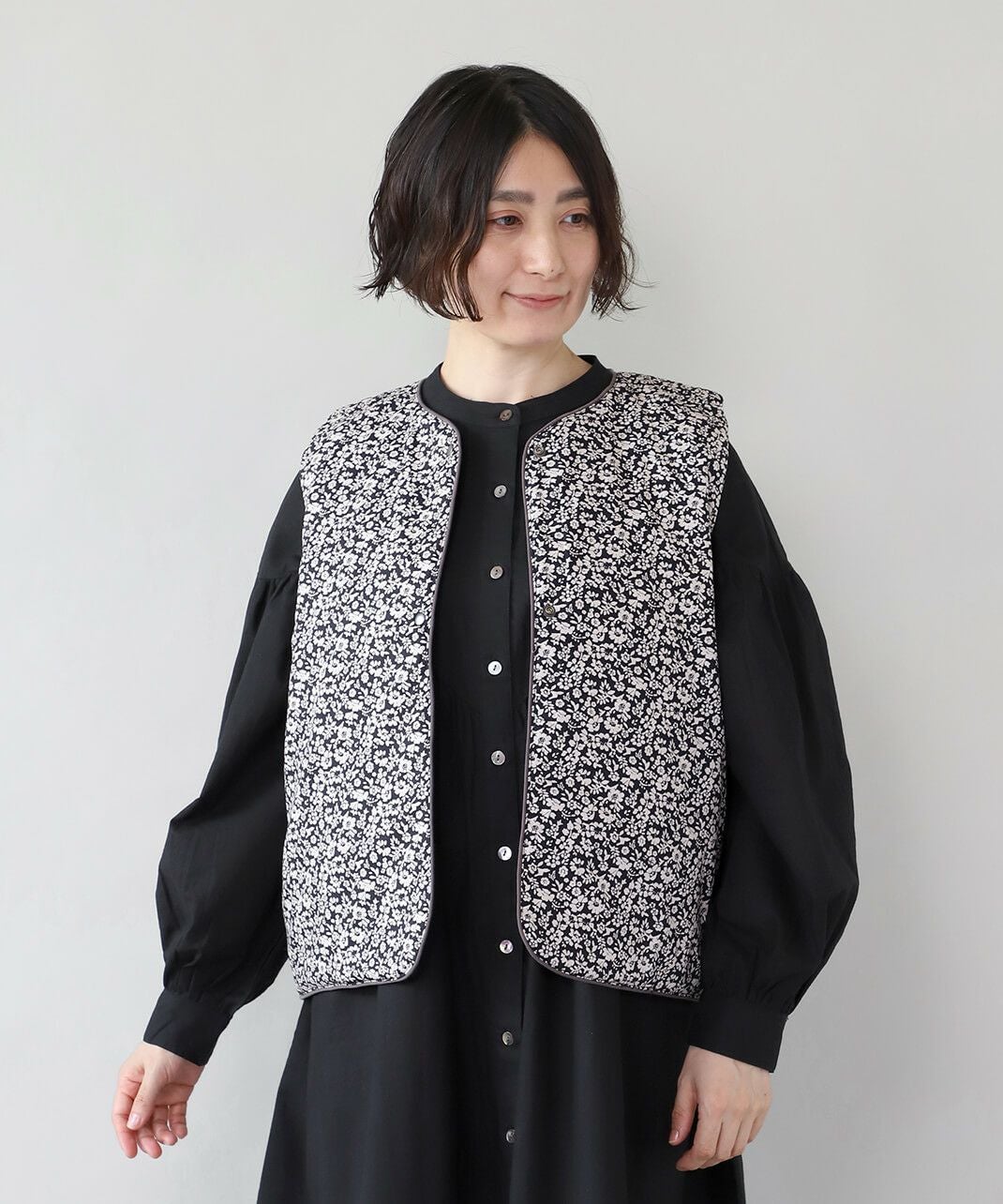 mumokuteki花柄と無地の中綿リバーシブルベスト | mumokuteki