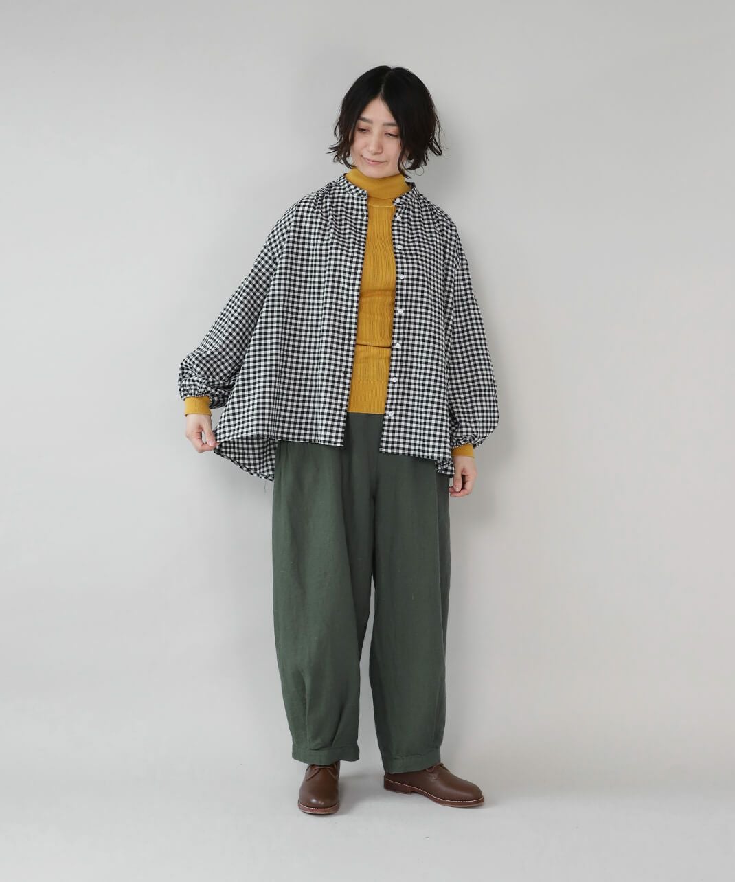 mumokutekiふわりと軽いバンドカラーのギャザーブラウス | mumokuteki