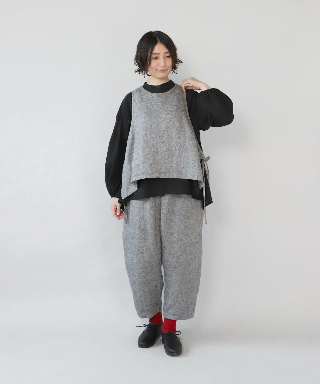 mumokutekiふわりと軽いバンドカラーのギャザーブラウス | mumokuteki