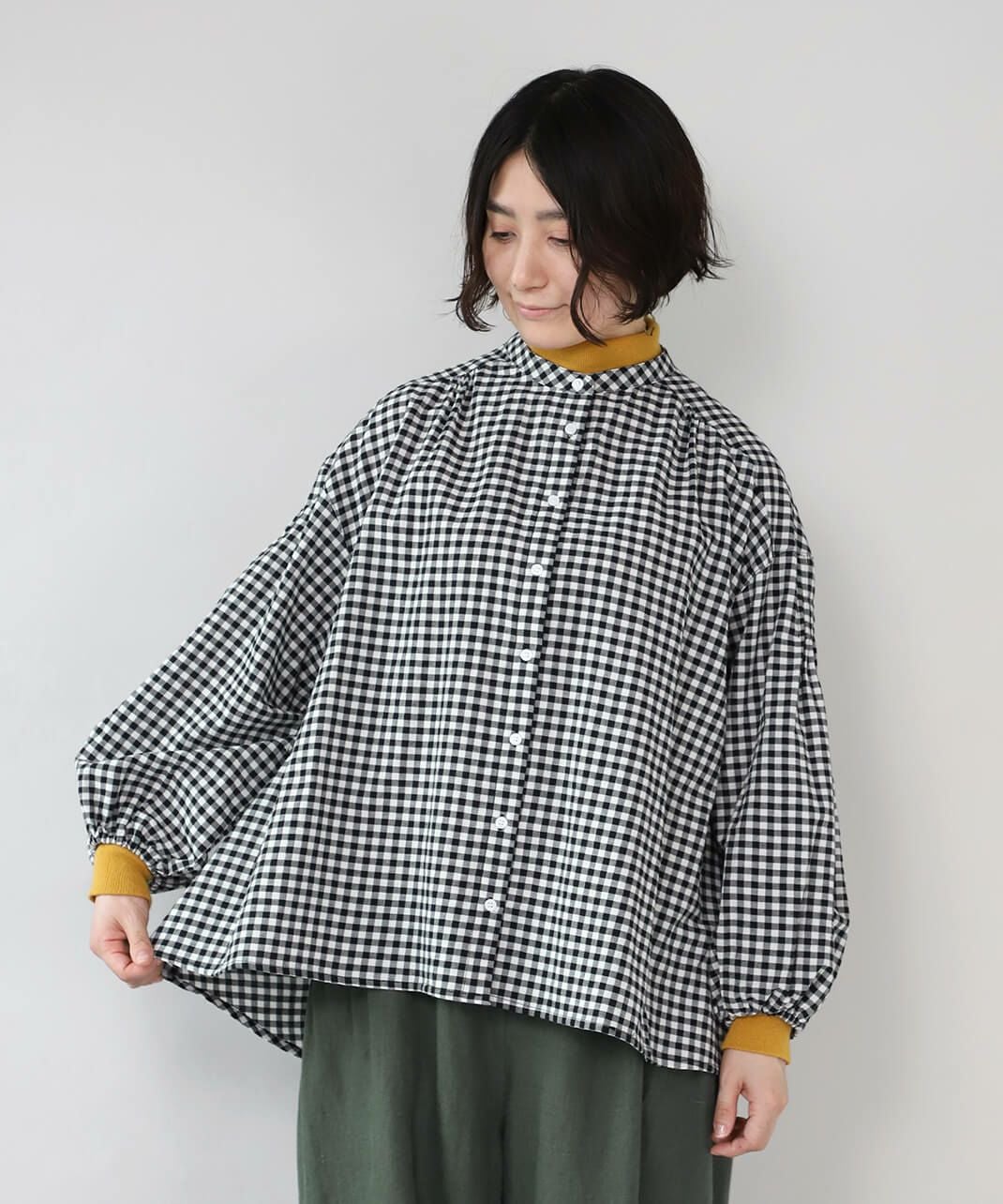 mumokutekiふわりと軽いバンドカラーのギャザーブラウス | mumokuteki