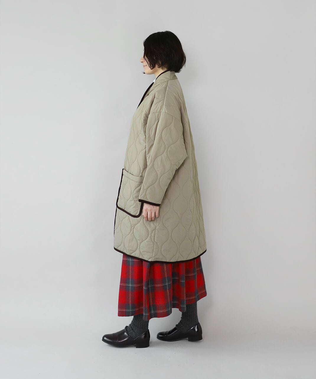 YURK geniet vanショールカラーのパイピングキルティングコート