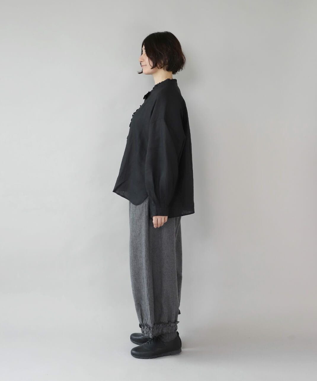 美品✨:YURK ユルク　リネン　ちび襟　ワイドブラウス　フリル　ブラック YURK geniet vanリネンのワイドフリルブラウス | mumokutekiオンライン