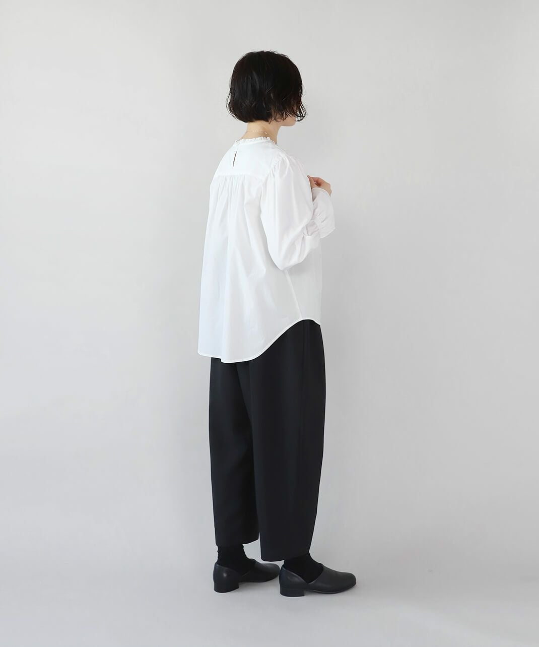 un cinqフォーマル対応フリルネックブラウス | mumokutekiオンラインストア