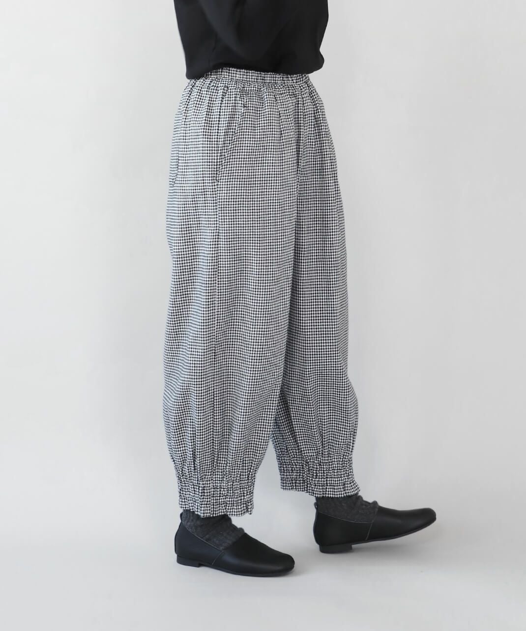 mumokutekiリネンミックスツイルの裾ギャザーパンツ | mumokuteki