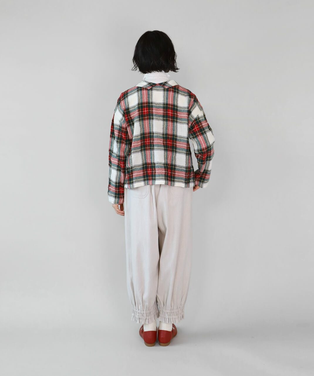 mumokutekiリネンミックスツイルの裾ギャザーパンツ | mumokuteki