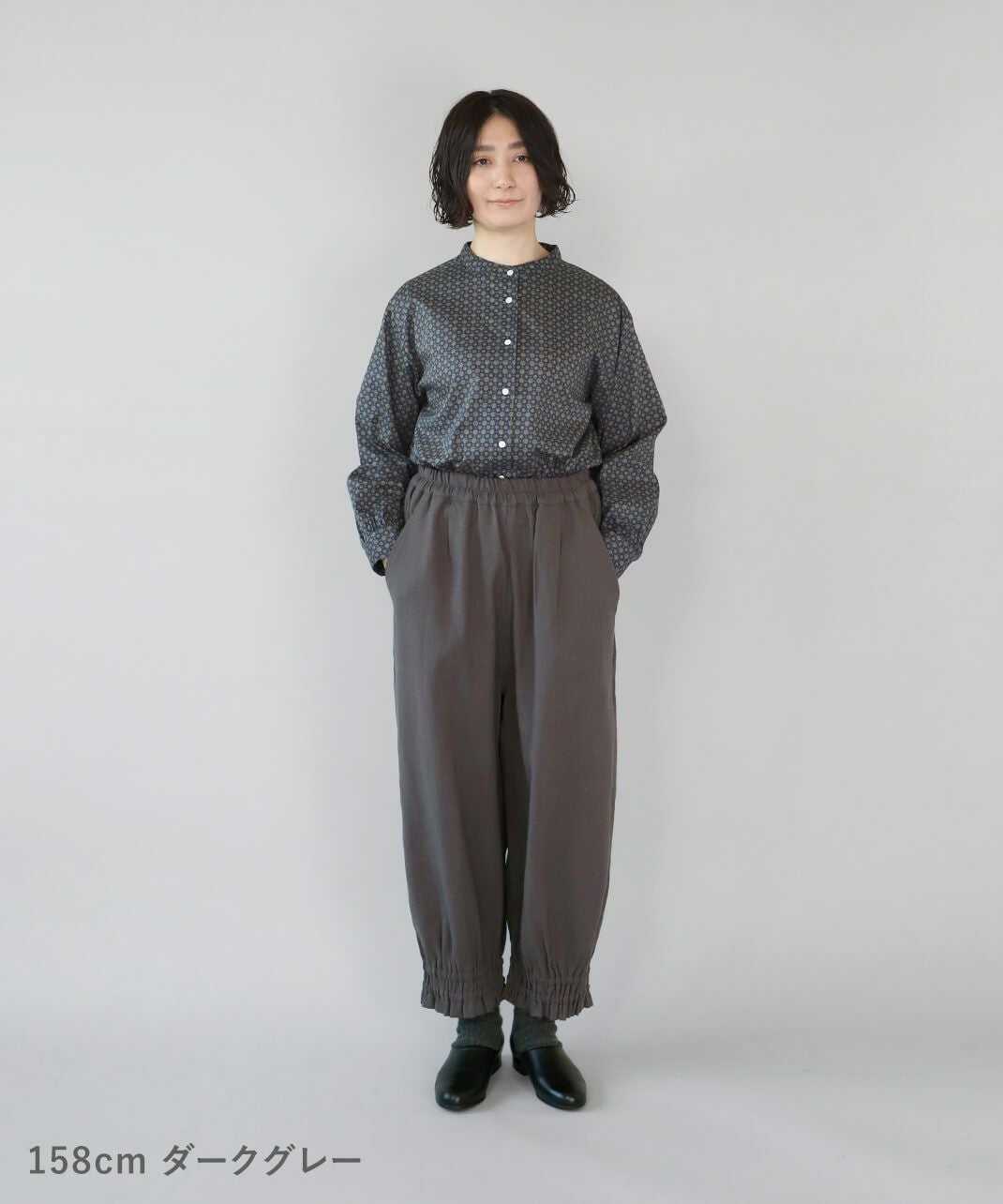 mumokutekiリネンミックスツイルの裾ギャザーパンツ | mumokuteki