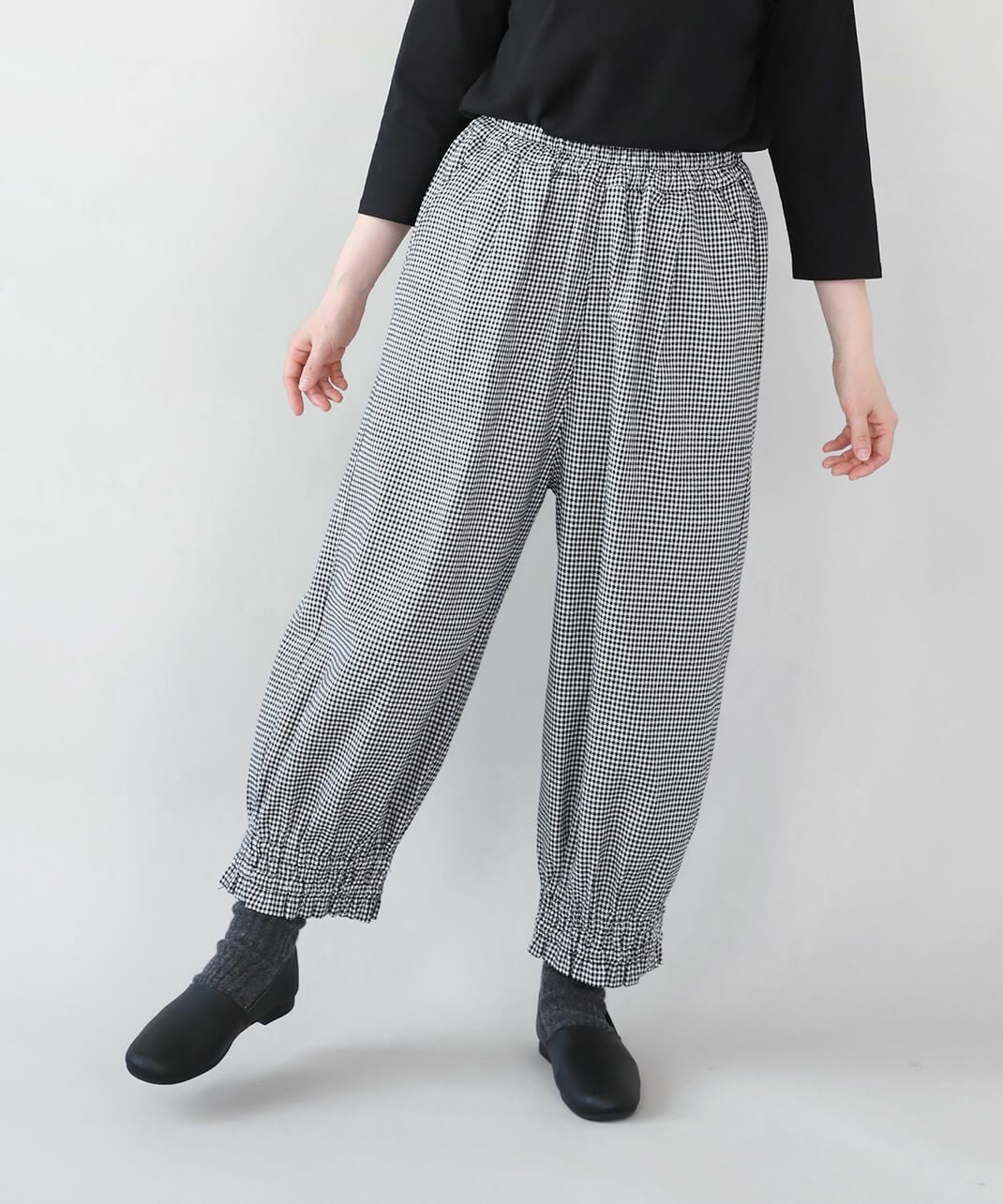 mumokutekiリネンミックスツイルの裾ギャザーパンツ | mumokuteki