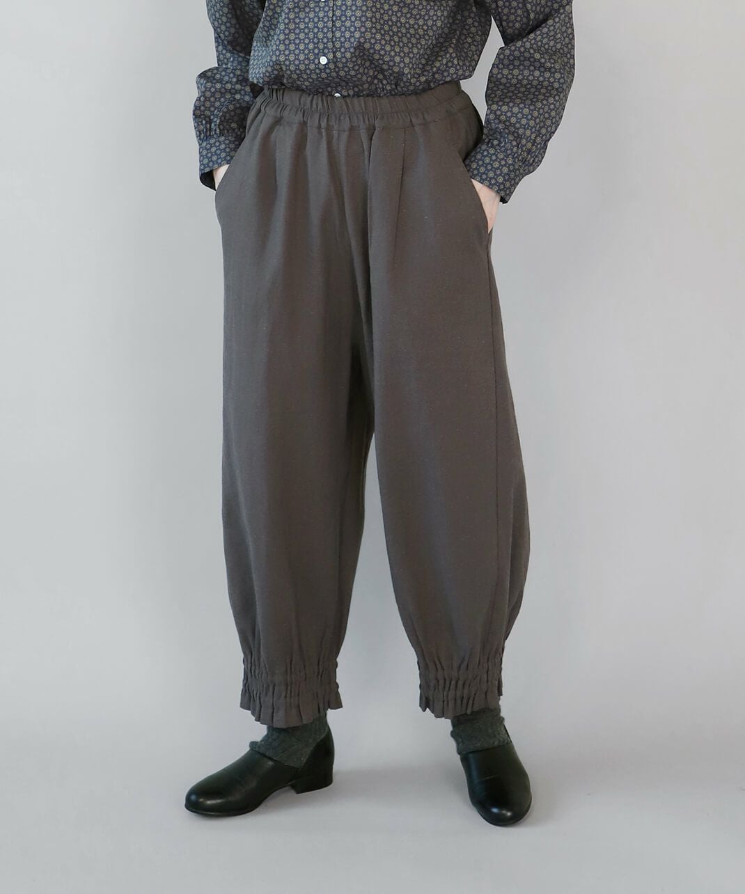 20%off】mumokutekiリネンミックスツイルの裾ギャザーパンツ