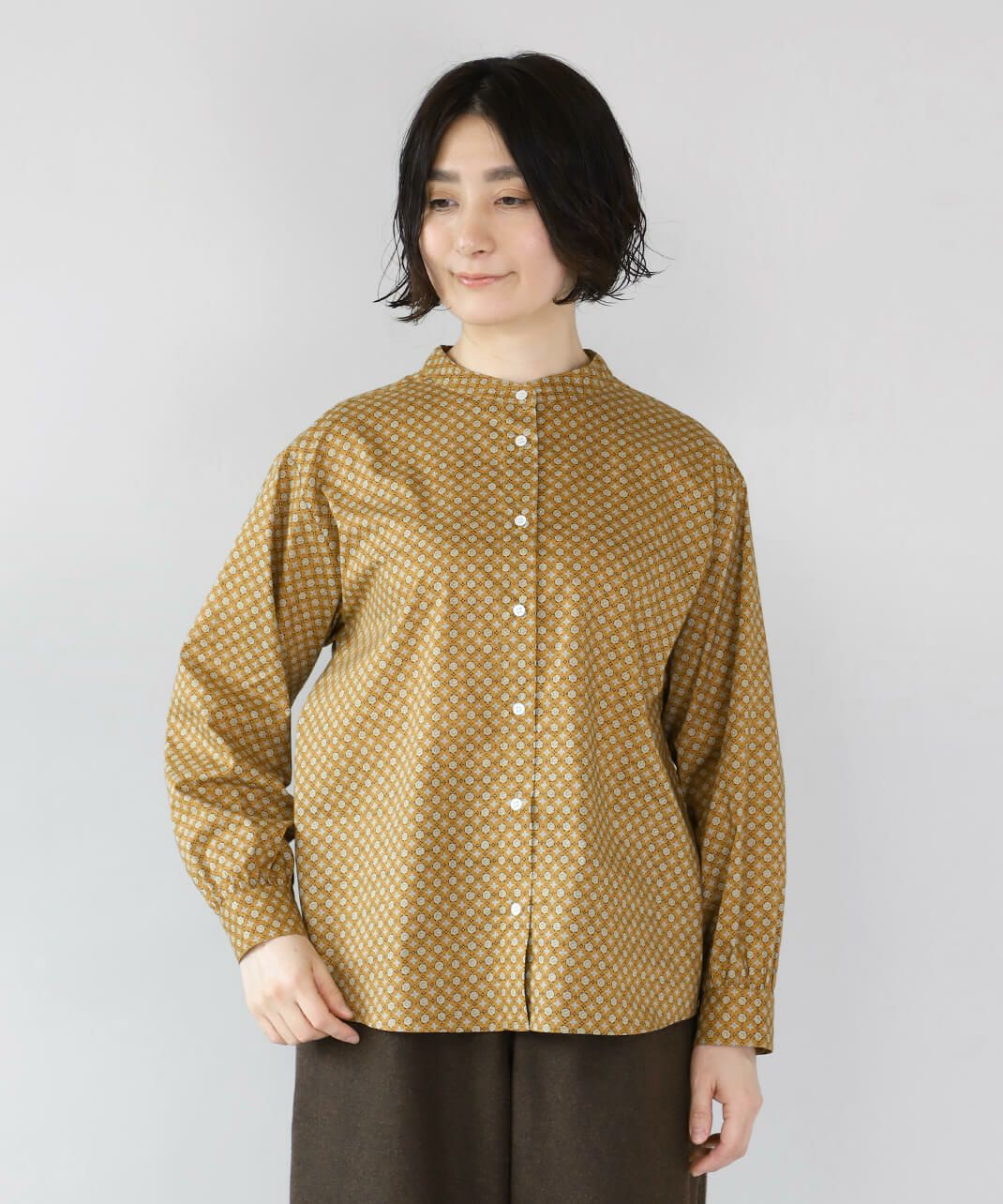 30%off】nachukara小紋プリントのバンドカラーブラウス | mumokuteki