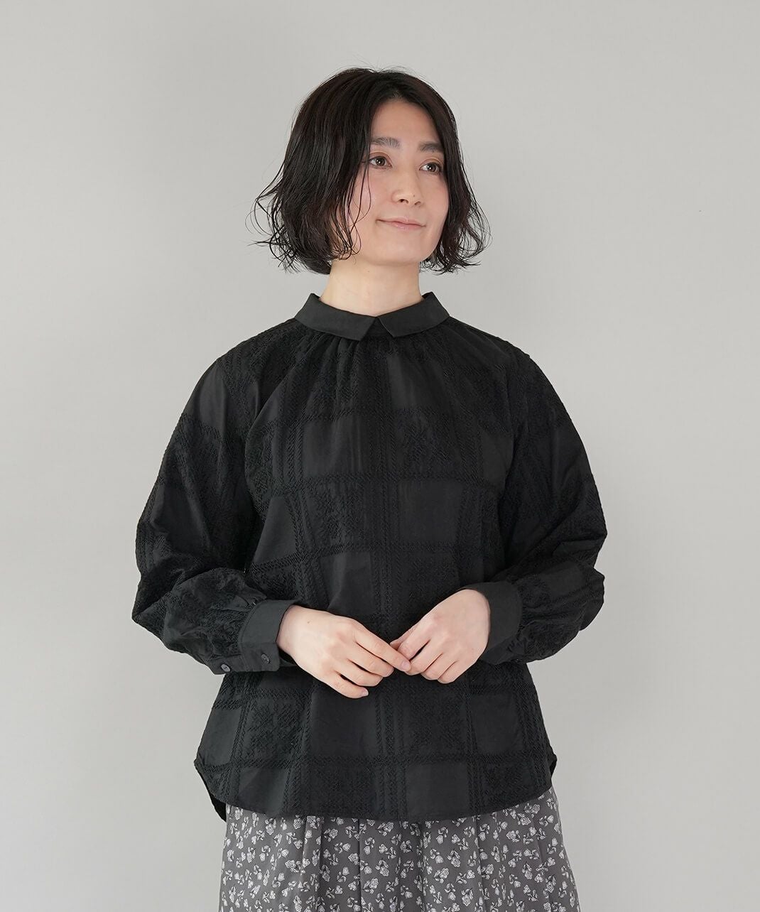 リネンブラウスブラックエイミ様 30%off】UNPLEリネンミックスタイルモチーフの刺繍ブラウス