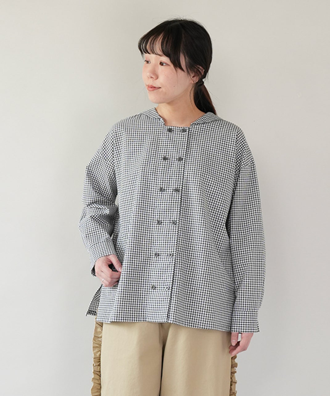 mumokutekiコットンリネンのセーラーダブルボタンブラウス