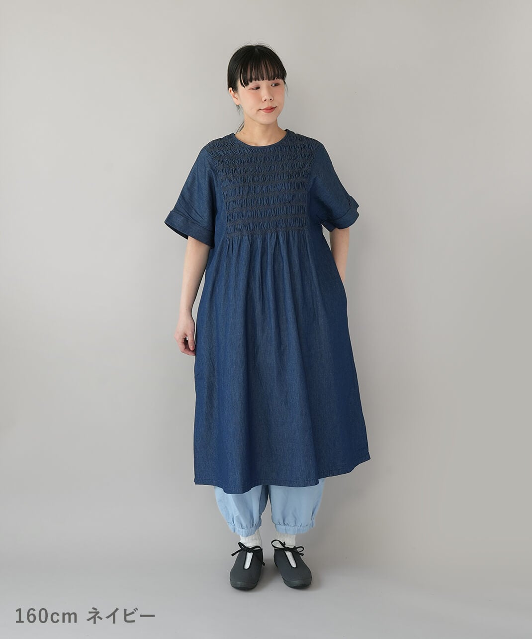 mumokutekiコットンデニムのスモッキングワンピース | mumokuteki