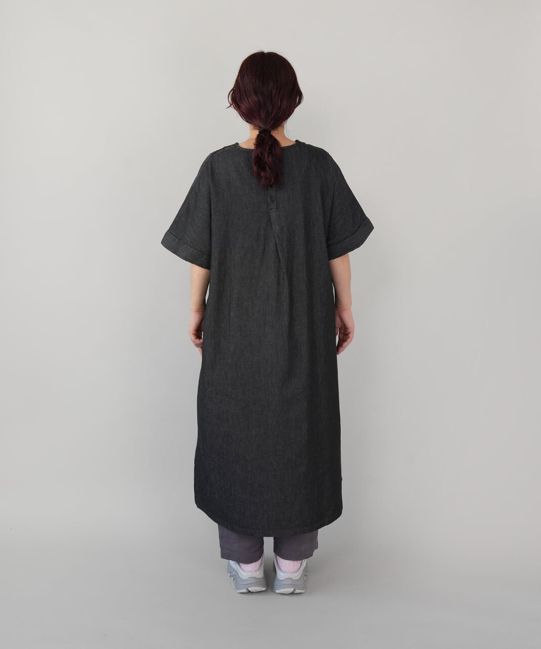 mumokutekiコットンデニムのスモッキングワンピース | mumokuteki