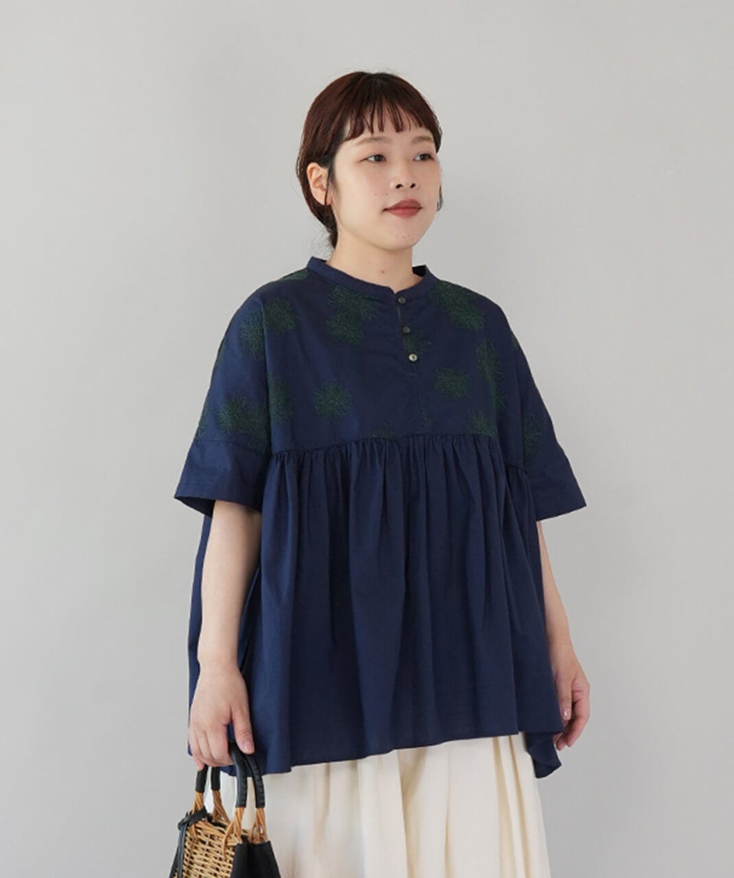 20%off】ista-ireダリア刺繍のポプリン生地のブラウス | mumokuteki