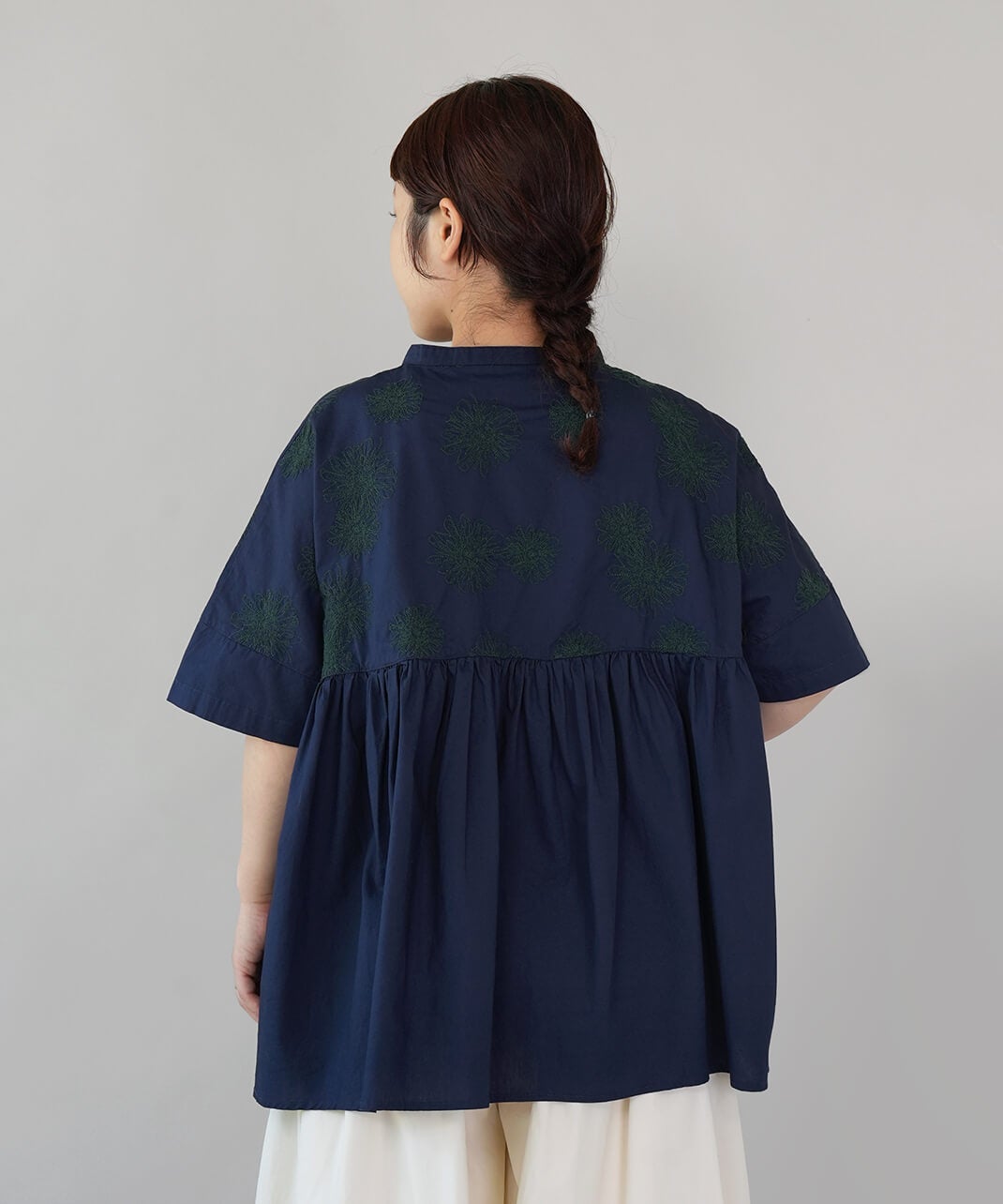 ista-ireダリア刺繍のポプリン生地のブラウス | mumokutekiオンライン
