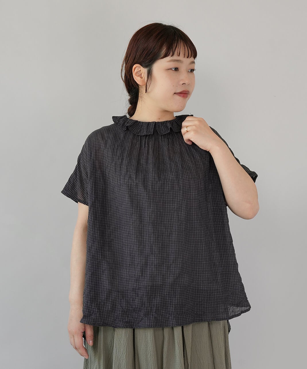 UNPLEフリル襟のシャーリングブラウス | mumokutekiオンラインストア