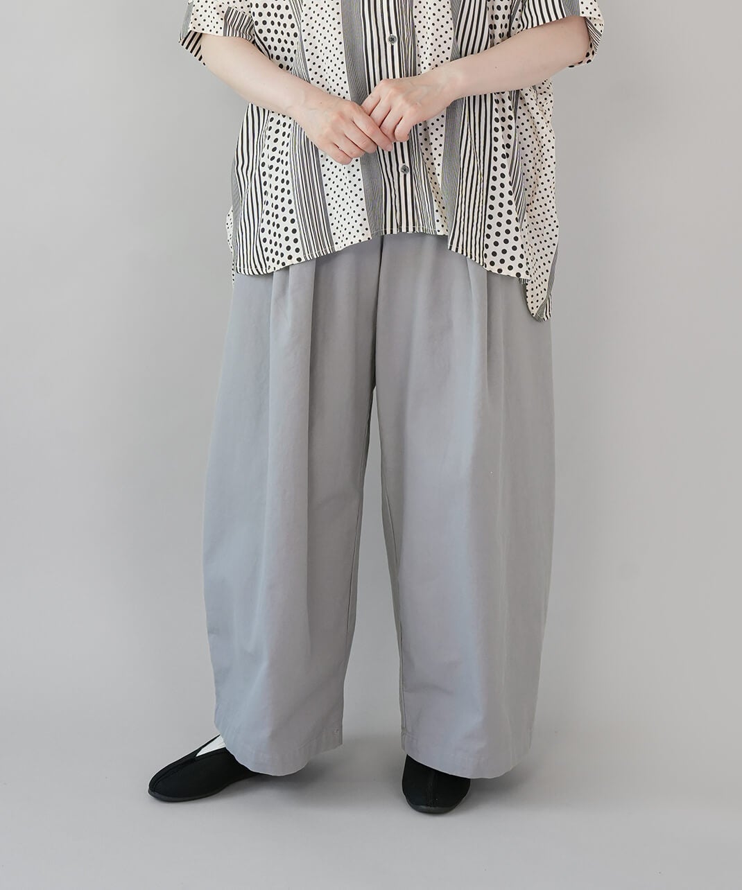 30%off】mumokutekiなめらかな肌触りのワイドタックパンツ