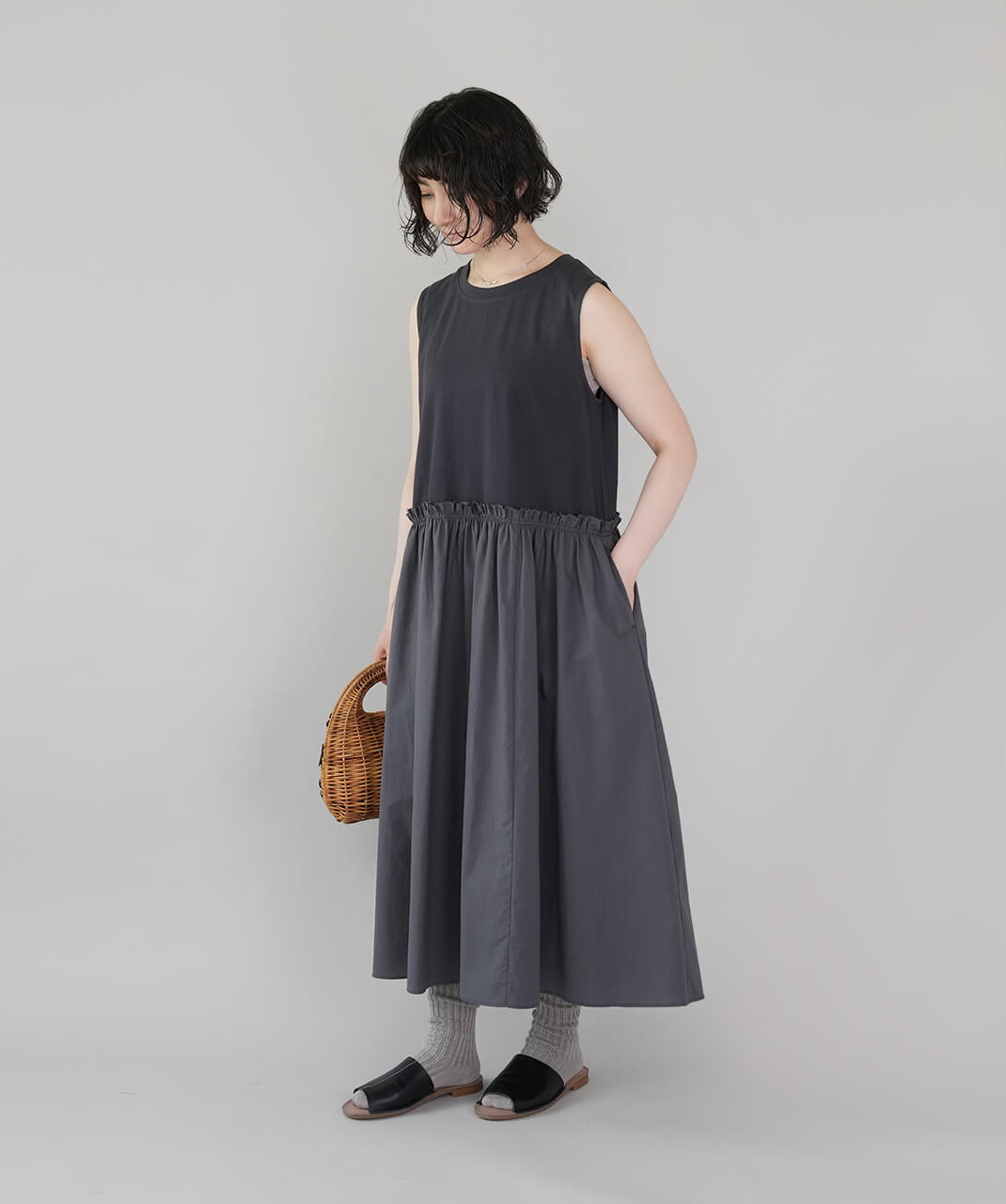 ノースリワンピース黒gs309様 YURK geniet van異素材切替えのノースリーブワンピース | mumokuteki