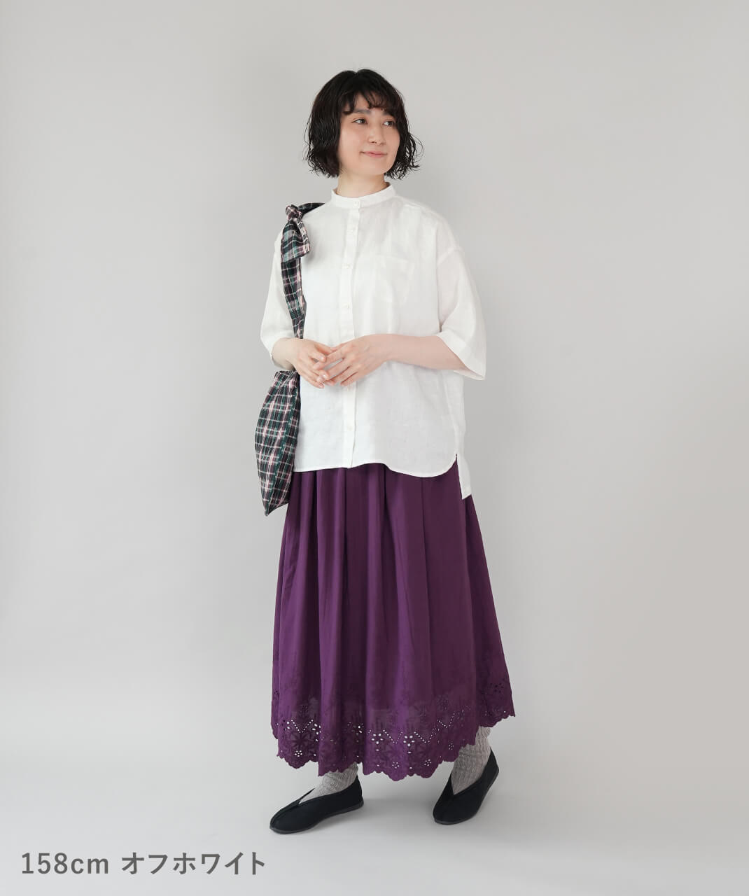 mumokuteki平織りリネンのスタンドカラーシャツ | mumokuteki