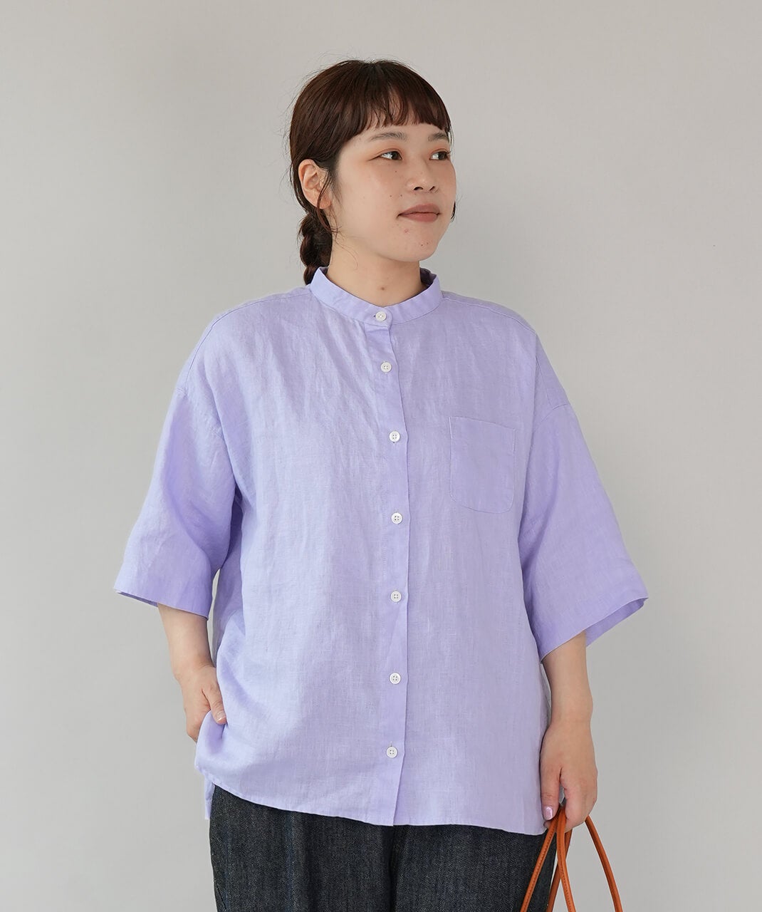 mumokuteki平織りリネンのスタンドカラーシャツ | mumokuteki
