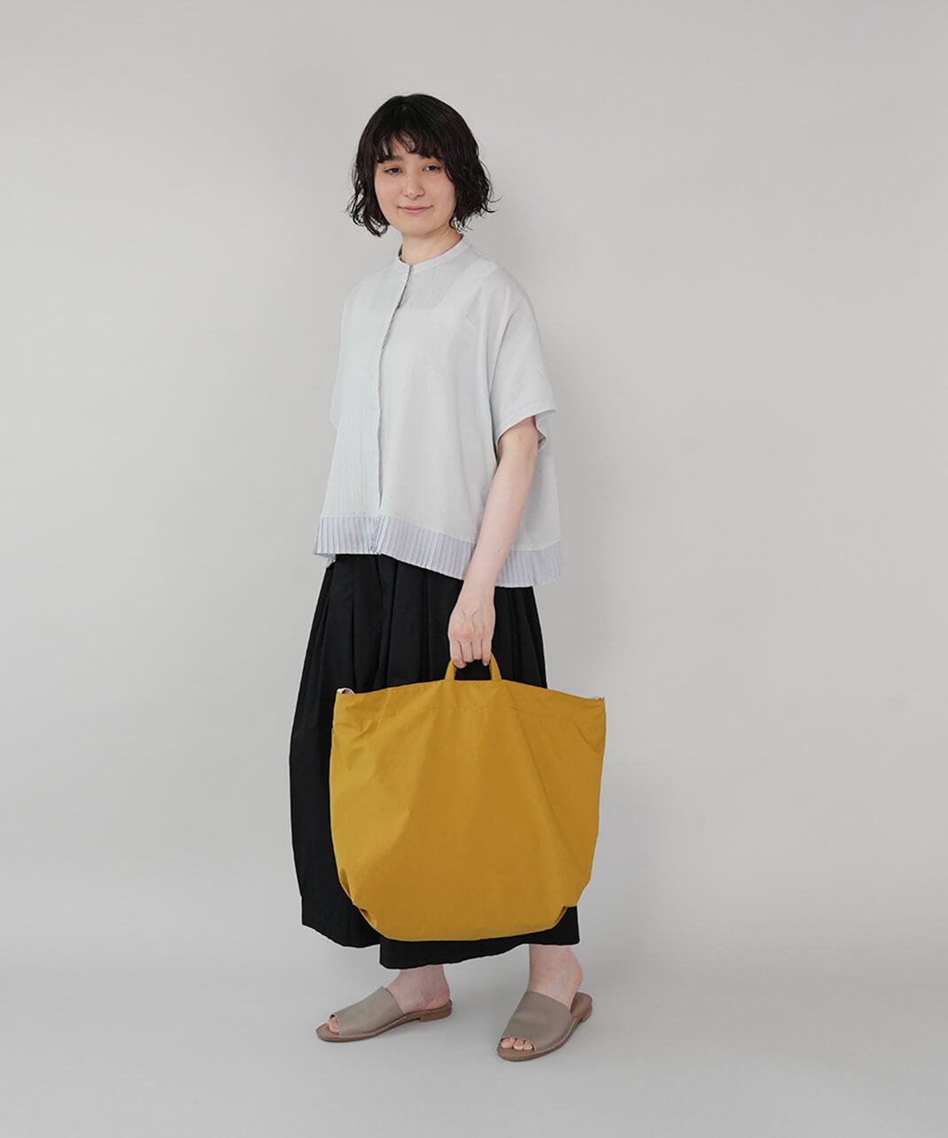 MORNインコのボディバッグブルー×イエロー未使用 EARTH MADE撥水加工たっぷり入って、軽やかに持てるリップストップ2WAY