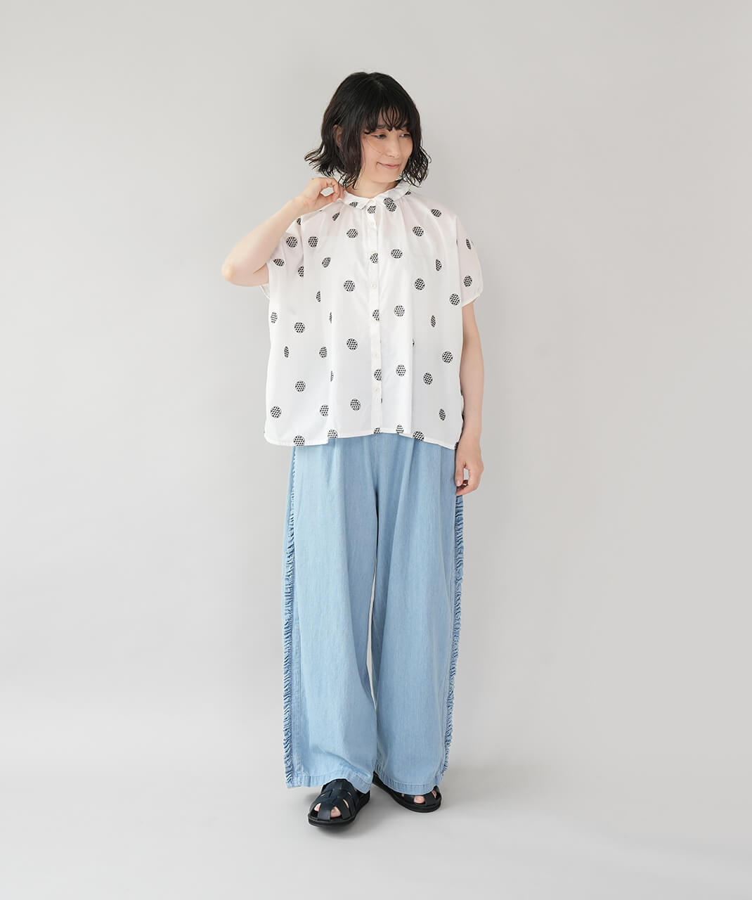 mumokutekiドット刺繍のワイドギャザーシャツ | mumokutekiオンライン