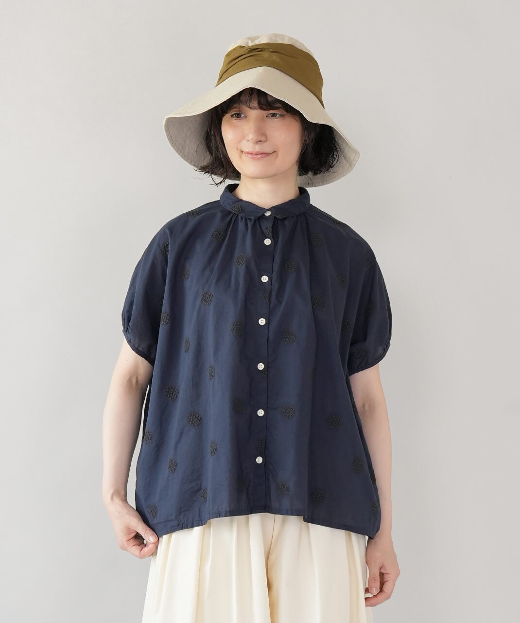 mumokutekiドット刺繍のワイドギャザーシャツ | mumokutekiオンライン