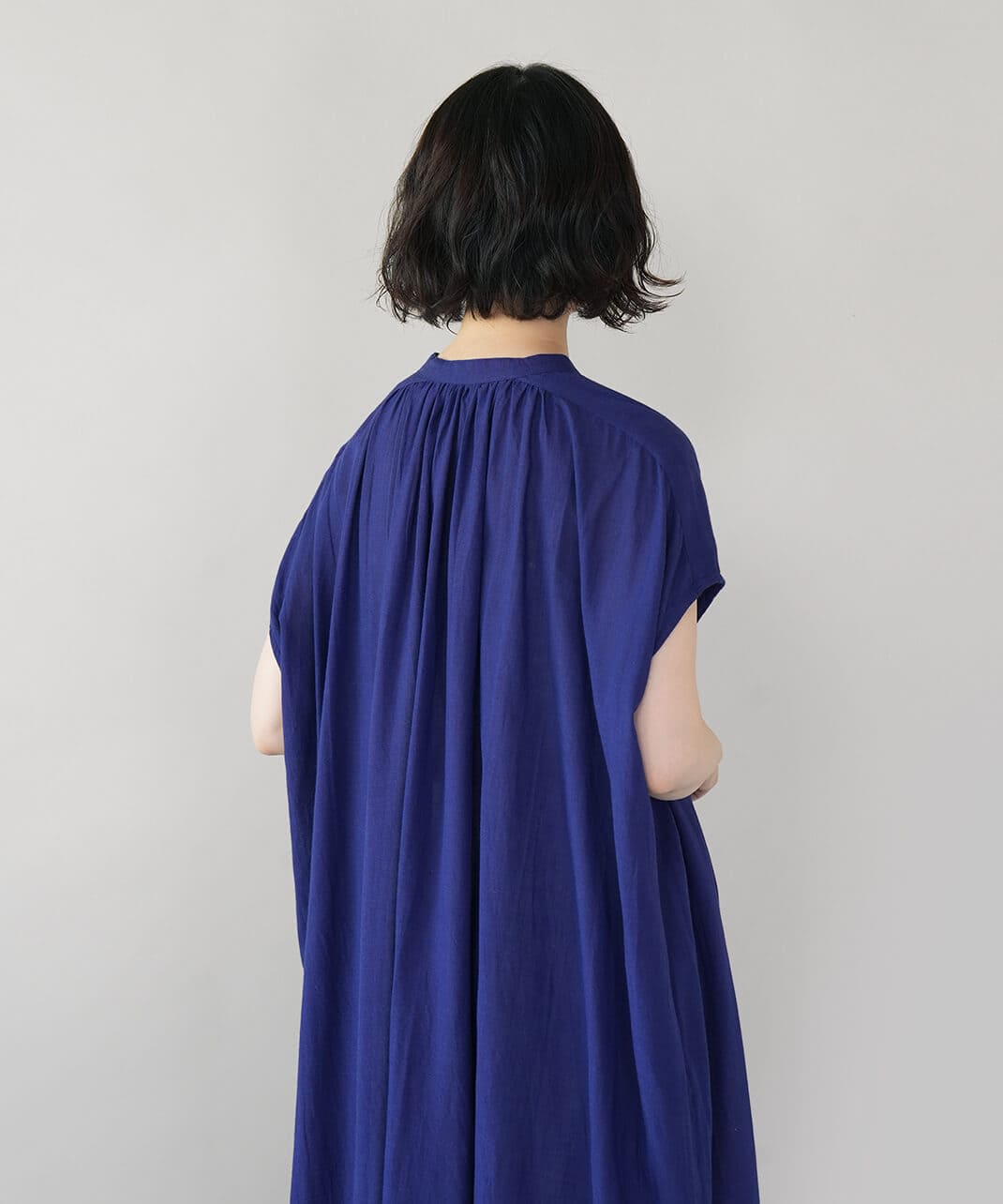 mumokutekiコットンリネンのフレンチギャザーワンピース | mumokuteki