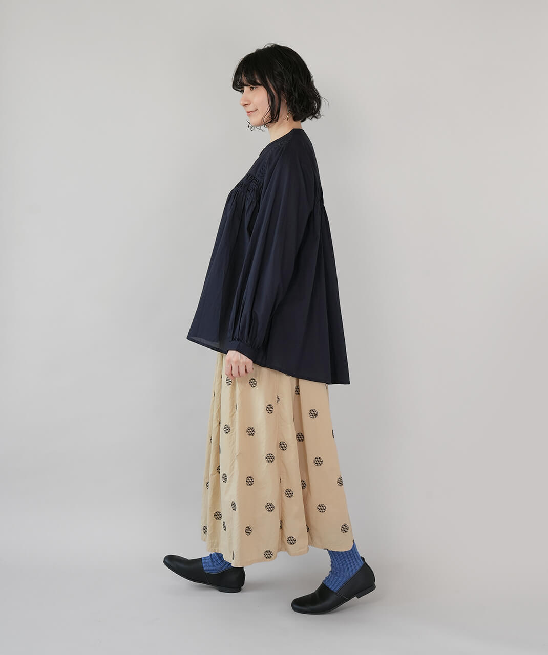 mumokutekiピンタックが彩るコットンギャザーブラウス | mumokuteki