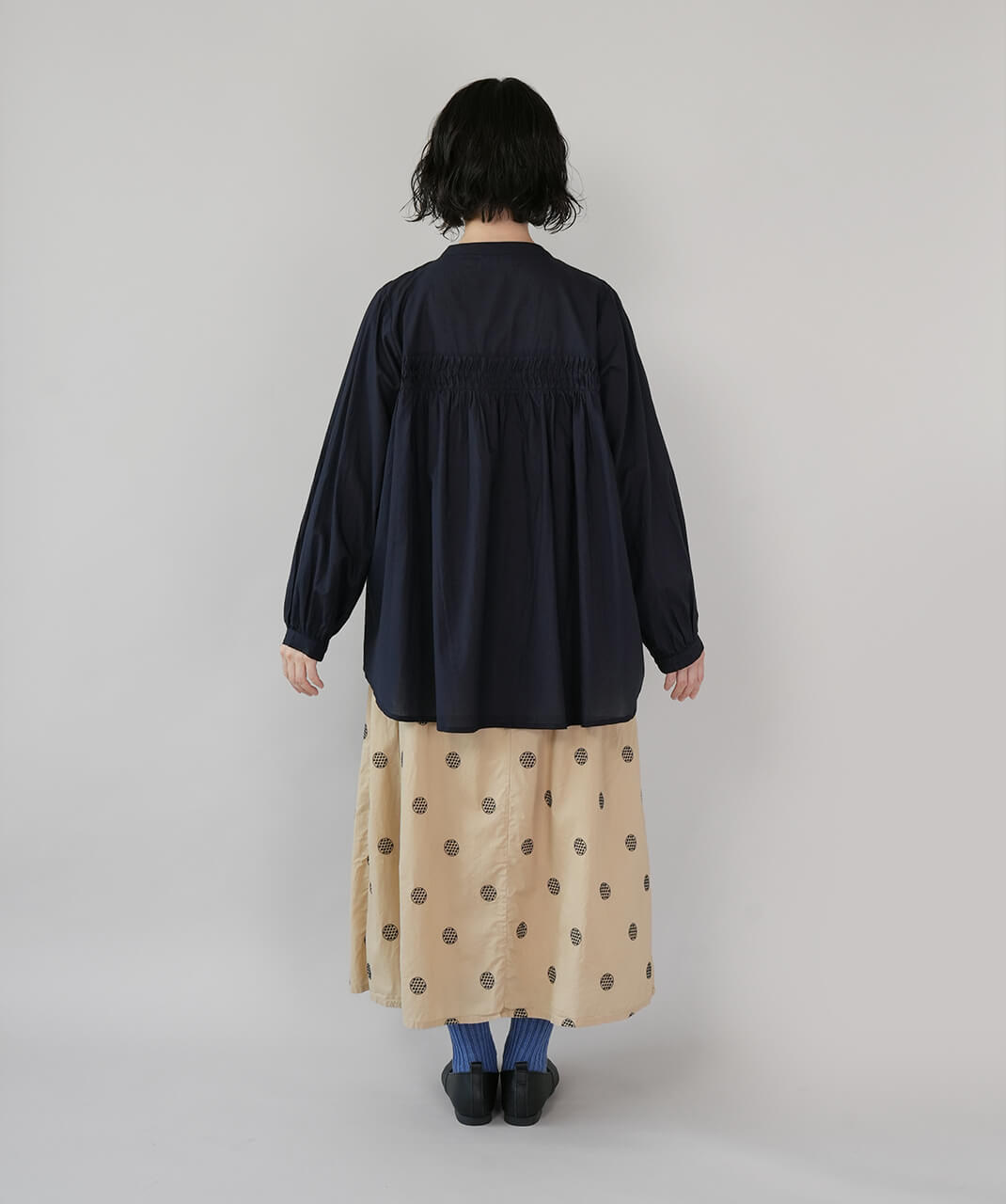 mumokutekiピンタックが彩るコットンギャザーブラウス | mumokuteki