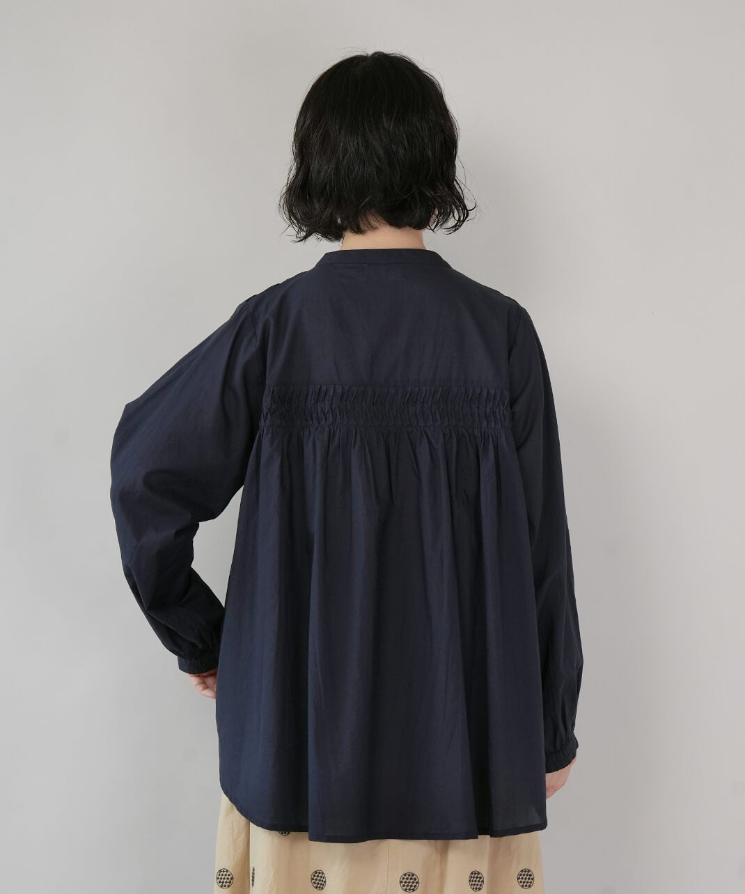 mumokutekiピンタックが彩るコットンギャザーブラウス | mumokuteki