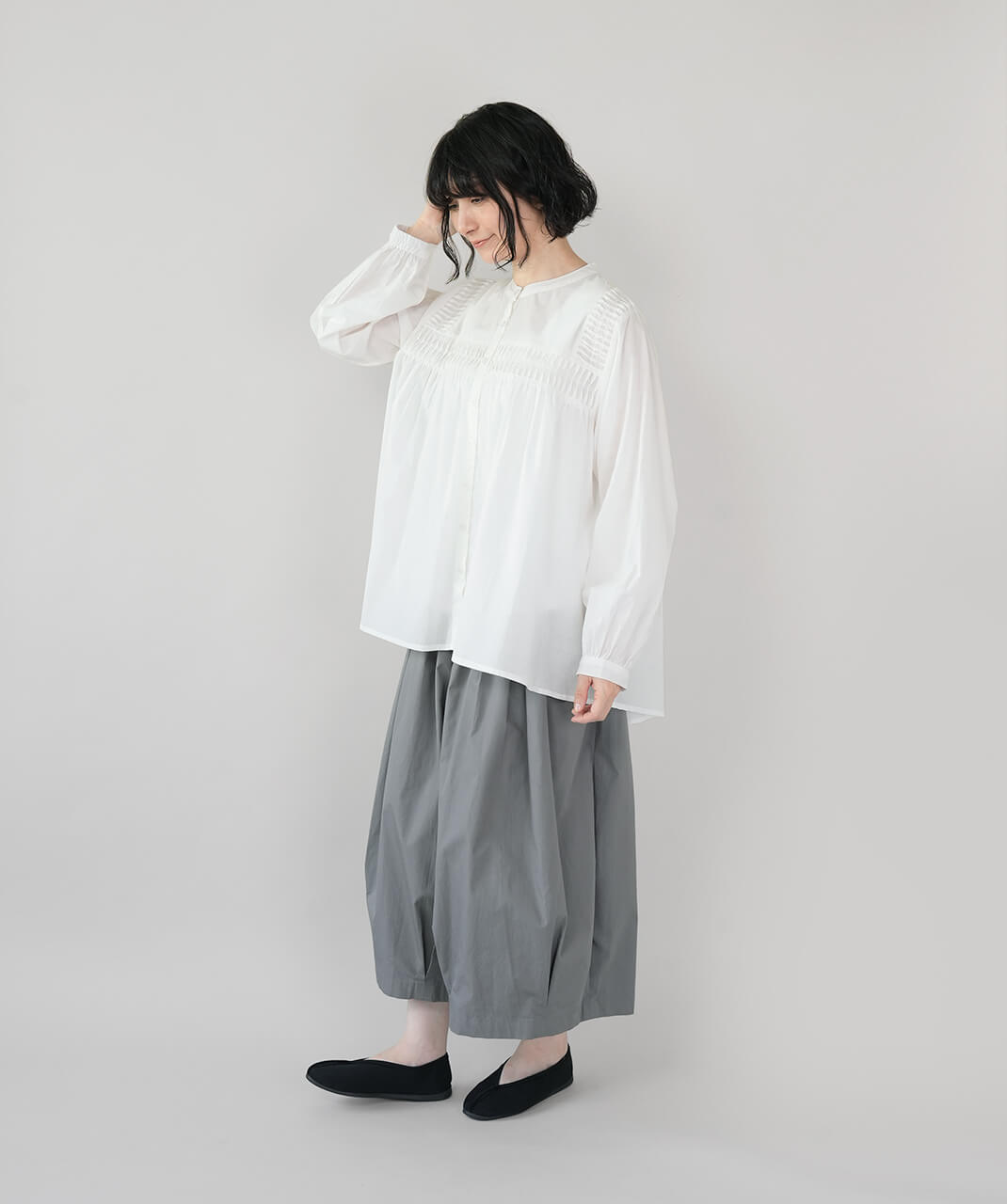 mumokutekiピンタックが彩るコットンギャザーブラウス | mumokuteki