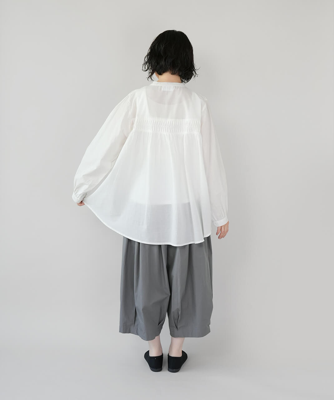 mumokutekiピンタックが彩るコットンギャザーブラウス | mumokuteki