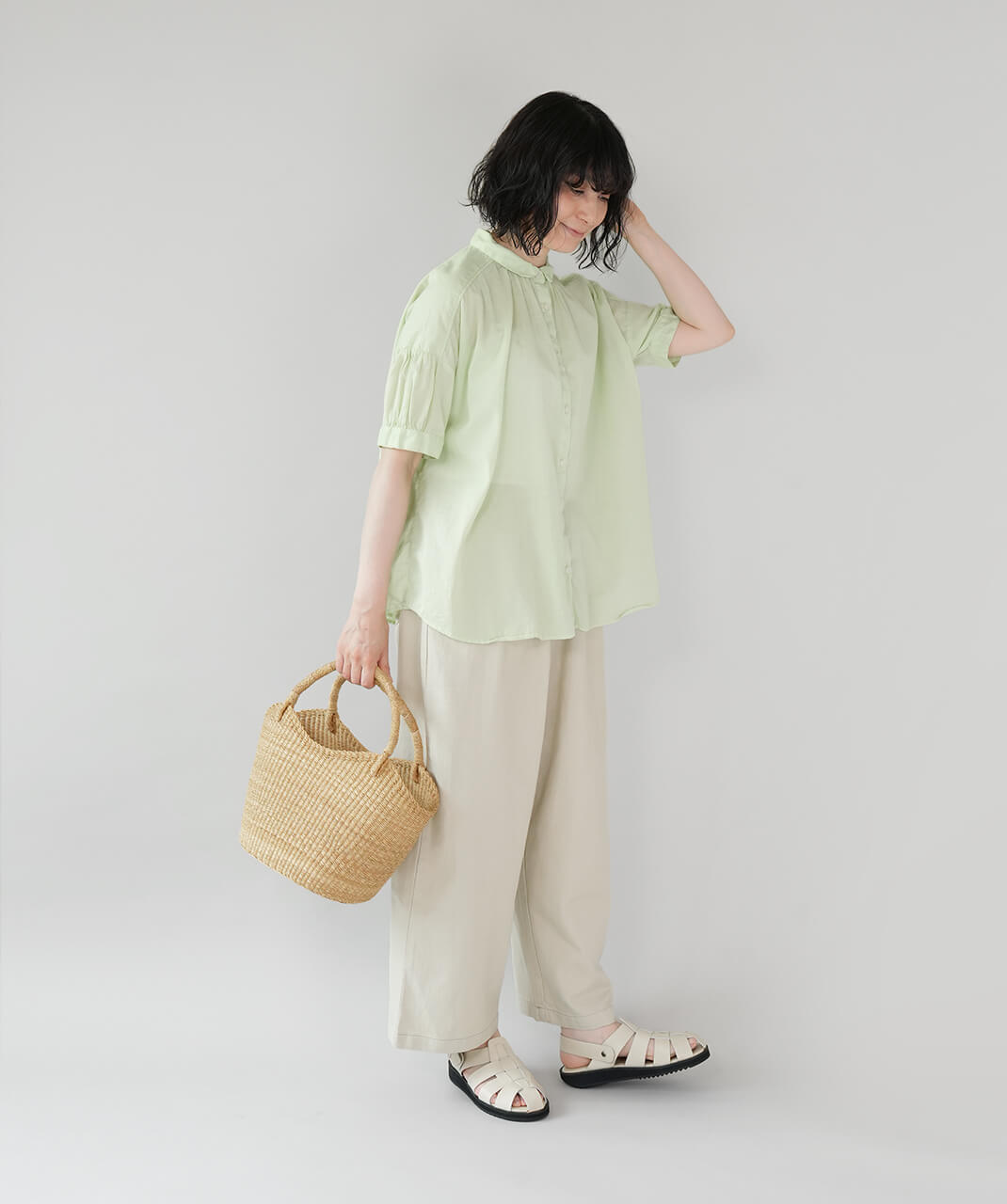 mumokutekiやわらかで軽やかなパフスリーブシャツ | mumokuteki