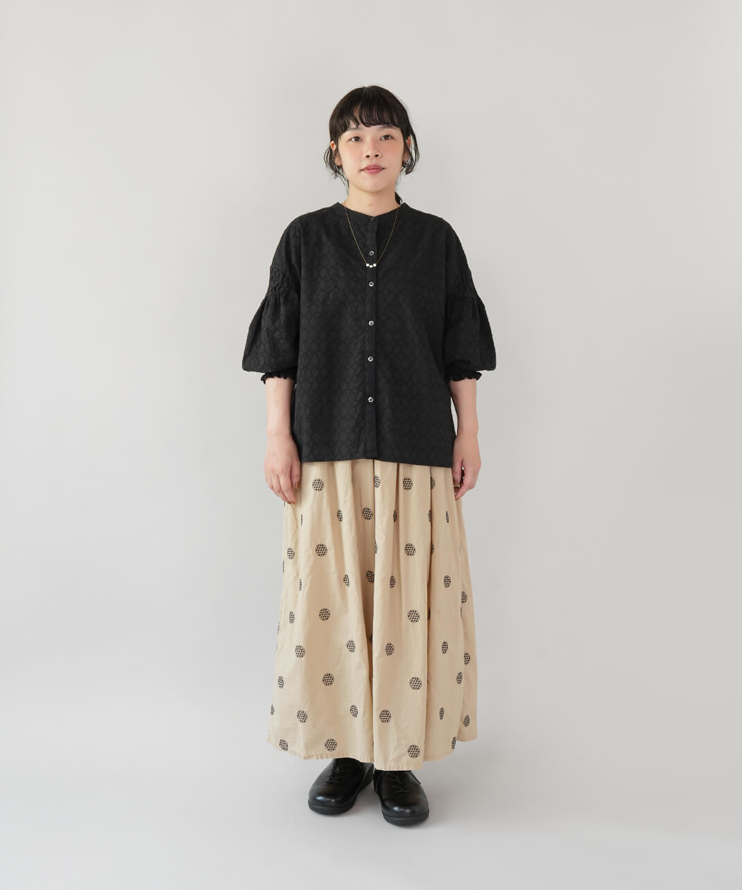 【完売品】 MACHATT イタリアンタックメモリーブラウス　バルーン袖 30%off】mumokutekiサークル刺繍のバルーン袖ブラウス | mumokuteki
