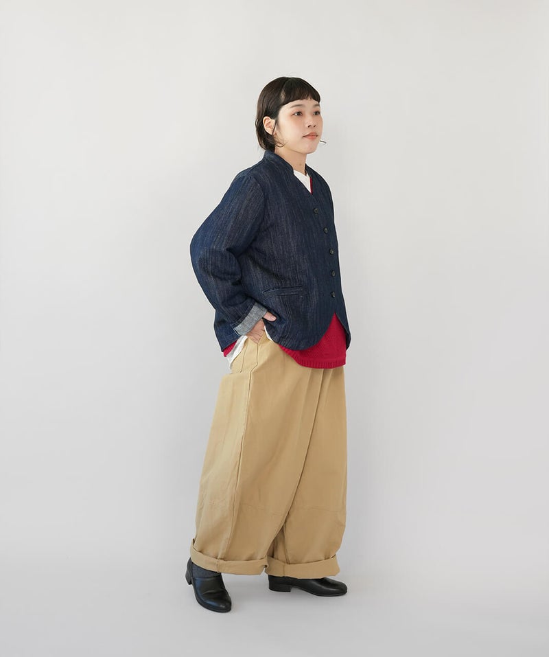 コットンドビーのワイドコクーンパンツ。ブラックの着用イメージ