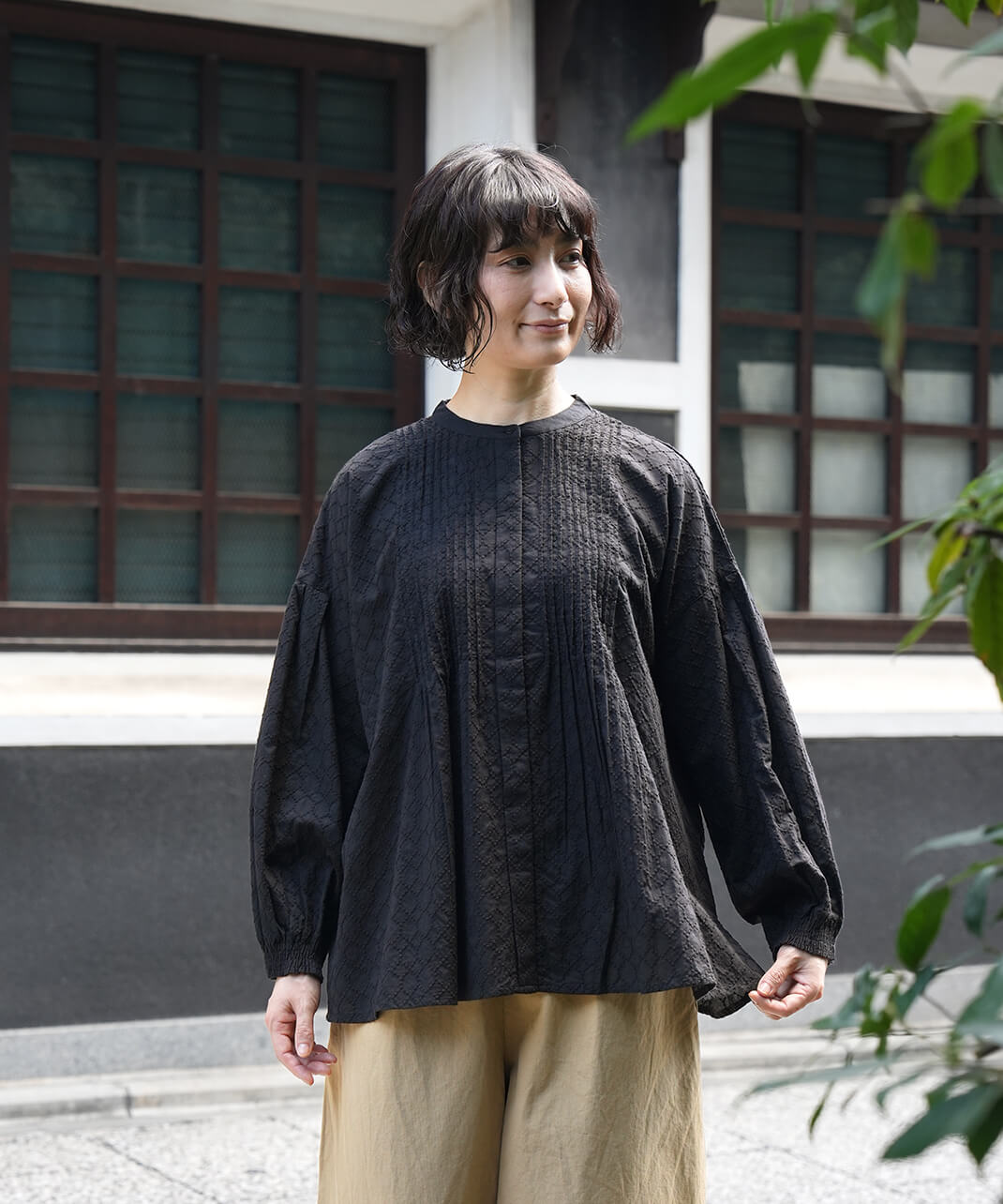 mumokutekiサークル刺繍のピンタックギャザーブラウス | mumokuteki