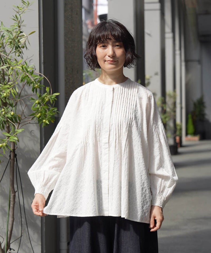 サークル刺繍のピンタックギャザーブラウス。サークル刺繍の生地のアップ